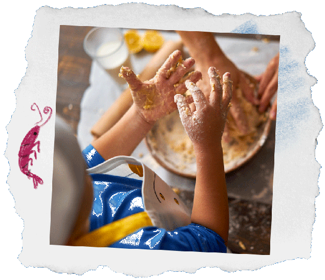 Un enfant participant à la confection d'un gateau