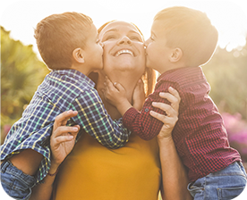 Une mère souriante et ses deux fils