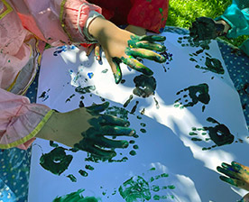 Enfants faisant de la peinture à la main